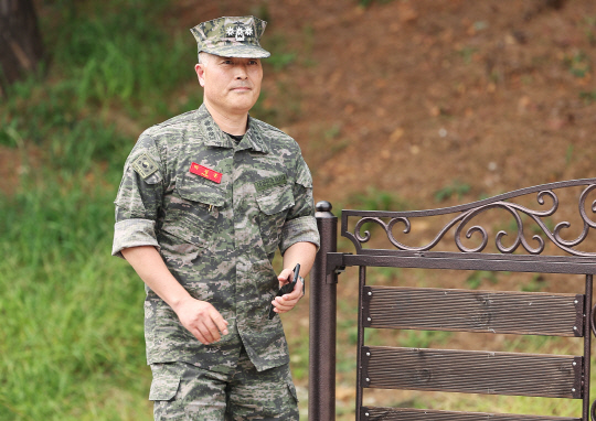 박정훈 전 해병대 수사단장이 18일 오후 승인 없이 TV 생방송에 출연한 것과 관련해 열린 징계위원회에 출석하기 위해 경기도 화성시 해병대 사령부로 들어가고 있다.    연합뉴스